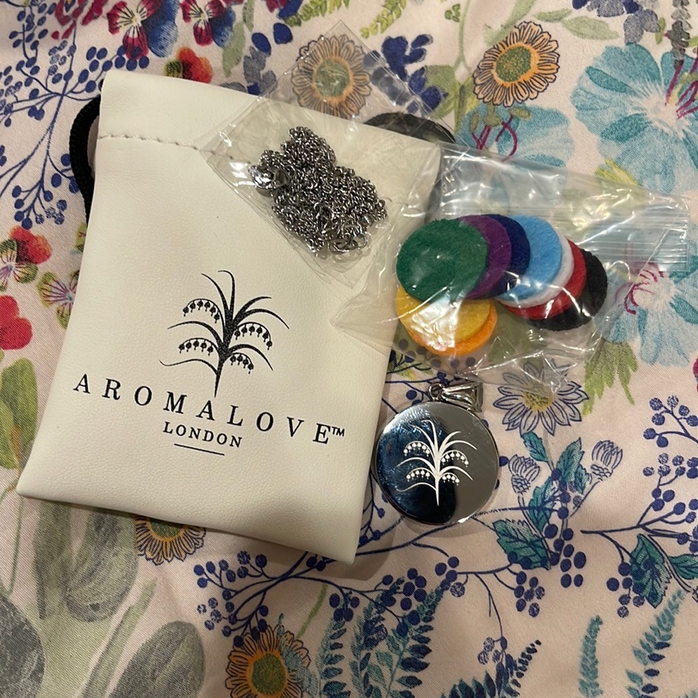 AROMALOVE London Pendant/locket and chain